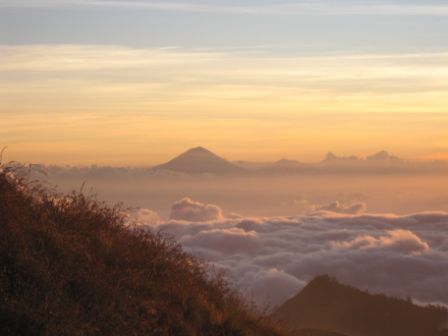 der Blick reicht bis nach Bali zum Gunung Agung ...