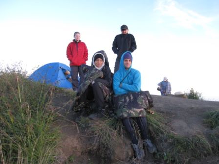 Bevor die sonne scheint ist"s noch ganz schoen frisch (Hannes und Julia und im Hintergrund Sandy und Martin)