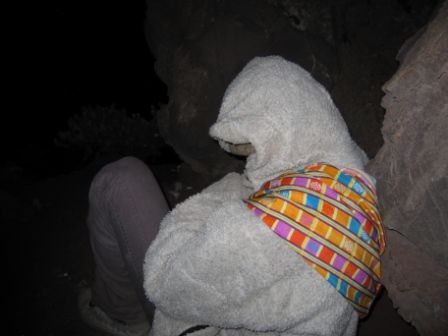 unser Guide sucht Schutz vor dem kalten Wind beim Aufstieg zum Gipfel ...
