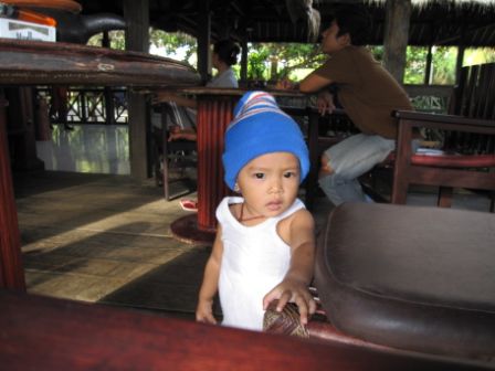 Putu, die suesse Tochter von Wayan (im Hintergrund)