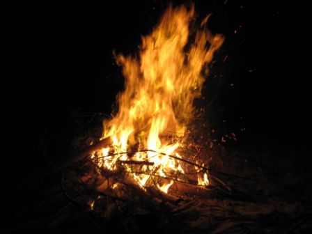 Bonfire bzw. Freudenfeuer am Strand nach dem die deutsche elf die Englaender 'weggeballert' hat.