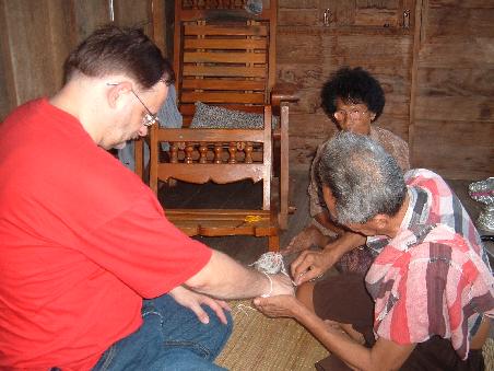 Wie es in Thailand Brauch ist, wird mir ein Baendel um den Unterarm gebunden - das soll Glueck bringen...