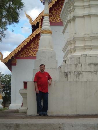 Es gibt in Thailand ja ungezählte Tempel (Wat). Ich stehe hier wieder einmal vor so einem Wat.