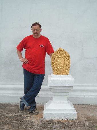 Und nocheinmal ein Bild vor dem Wat (Der Tempel war leider wegen Renovation geschlossen)