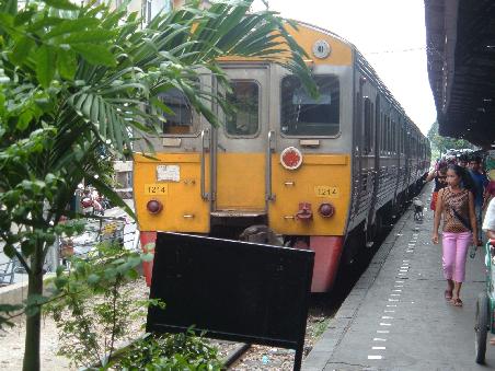 Die Eisenbahn steht im Bahnhof.