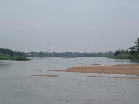 Unten am Fluss (mein Schwager meinte, ich koenne ruhig ein bisschen schauen, es gaebe hier keine Maffia...)
