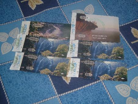 Und hier noch die Tickets, das grosse rechts oben ist fuer Farangs (Auslaender) und kostet dementsprechend 10x mehr, likns oben das Tix fuer das Fahrzeug (kostet extra!)