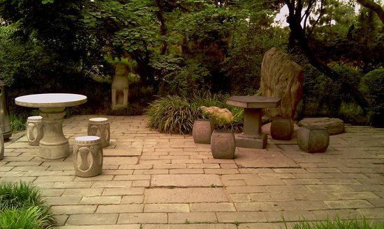 Ausspannen im Park des Klosters 