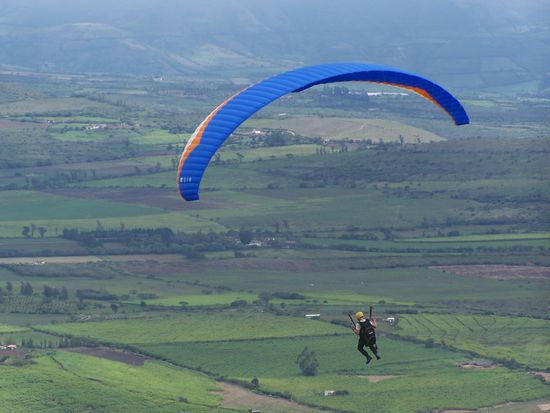 ...und da fliegt er schon...