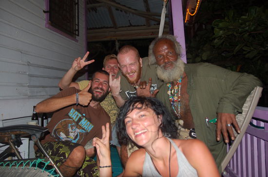 Ich, Tim, Lawri, der erste Dreadlocktraeger in ganz Belize und 
Simi vorne