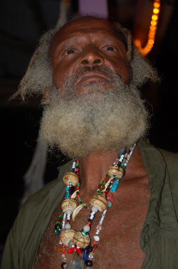 Gleichzeitig war er noch ein Steinfetischist und sehr stolz auf seine Kettenpracht. Angenblich mega wertvoll. Klar, das nicht...