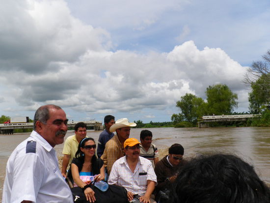 im Hintergrund die zerfetzte Bruecke...