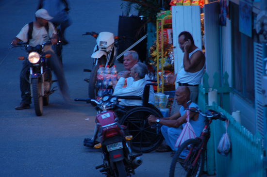 Im Rollstuhl der pensionierte Priester Utilas, der jeden Abend ab ca. 18.30 seine Mundharmonika auspackt und loslegt...