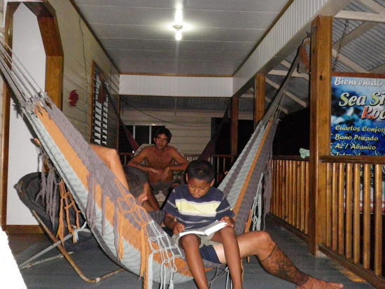 chillen auf unserem Balkon on Utila...