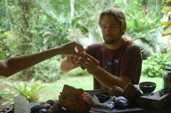 Fruechte testen auf der Perma Culture Farm...