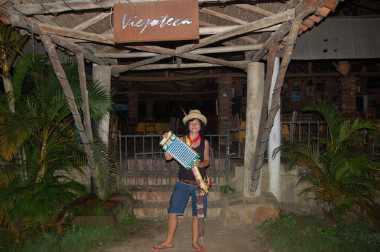 Simone mit voller Montur vor der Disse...