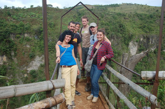 Ausflug zum Wasserfall mit Camille (rechts), Paul, sowie Alex und Sahra aus Neuseeland
