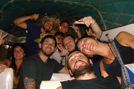 ganz normaler taxibus, der aufgrund der wirklich schon uebertrieben lauten musikanlage des taxidrivers mal wieder zum partybus mutiert ist. fuck!.. what a crazy continent...