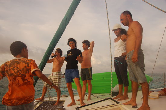 Teil der Crew. Rechts Captain Fabian und seine Frau Carmen...