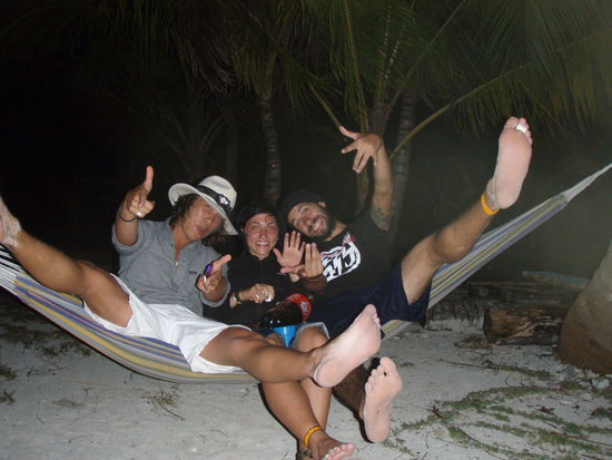 keine Ahnung wie oft diese Haengematte am Abend gerissen ist... der Kunaman hats aber locker genommen und sich gleich den nexten Rum geordert...