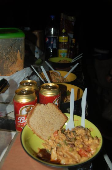 Das Bueffet: Nudelsalat + Bier + Cordon Bleu irgendwo...