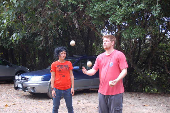 simone beim jonglierunterricht von nem australier, der einfach ma abgefahren jonglieren konnte...