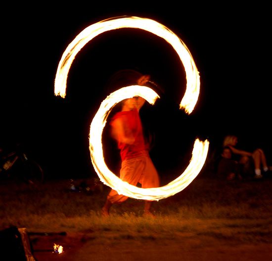 einer der zahlreichen feuerfreaks an byrons promenade, waehrend die 100 busse schon wieder verzweifelt umherfahren...