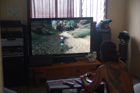 Brad mal wieder vorm Fernseher, wie die meisten Australier...