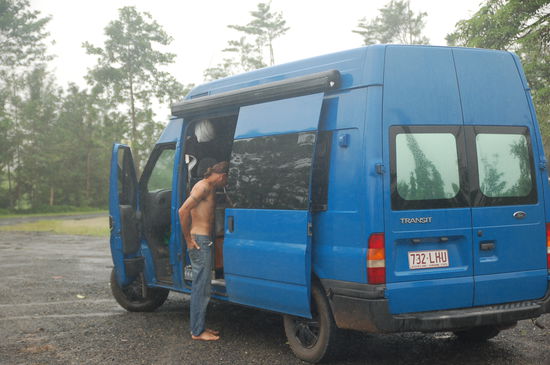 Deron, n witziger Australier den wir auf irgend ner Restarea getroffen haben und der uns gleich ma eine unserer beiden Gitarren abgekauft hat. Endlich ma ein interessanter Traveller neben all den bocklosen Deutschen, die neben Franzosen den Hauptteil der Traveller in Oz ausmachen.