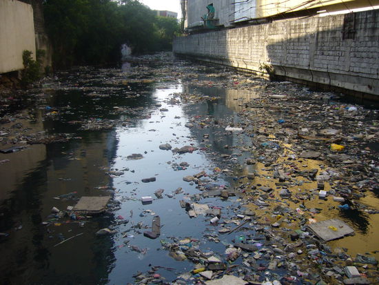 Angeblich Platz 5 auf der Liste der dreckigsten Staedte der Welt. Hier der versiffte Pasig, der durch Manila fliest.