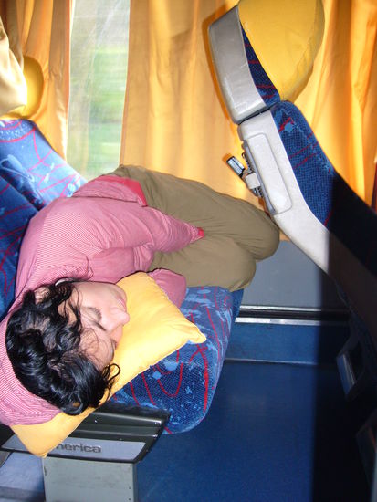 Chillout fuer Simone im wohl kaeltesten Bus der Welt...