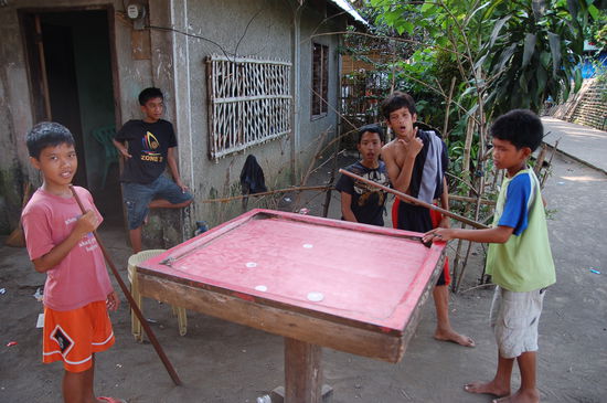 Ueberall spielen Kinder Billard, bzw. hier die abtgespeckte Version.