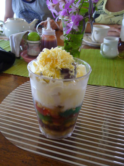 Halo-Halo. Natinaldessert auf den Philippinen. Unten Bohnen und Mais, in der Mitte Gelee, Eis und andere unpassende Sachen und oben drauf Kaese. Absolut strange Kombi und schmeckt leider auch so wies aussieht