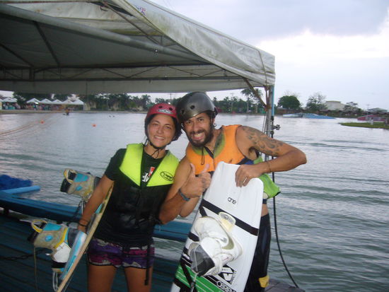 Simone und Ich beim Wakeboarden in Naga. Angeblich weltweit eine der besten Anlagen..