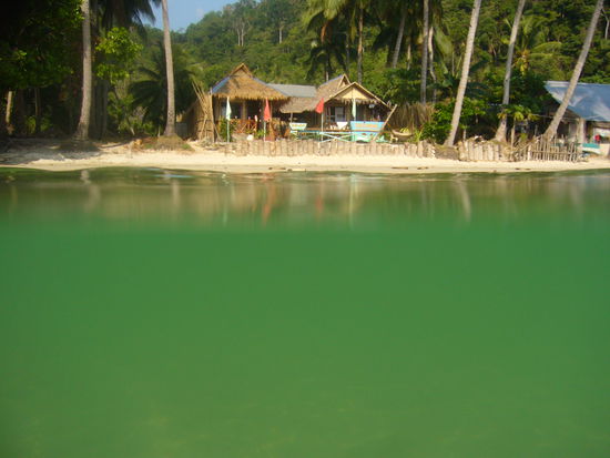 im hintergrund unsere bude in corong corong