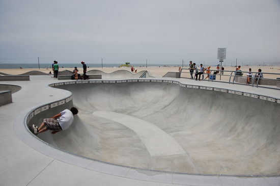 venice beach skatepark. Leider ist hier nur ca. ein viertel des gesamten Parks zu sehen. Der Hammer fuer Skateboarder!!