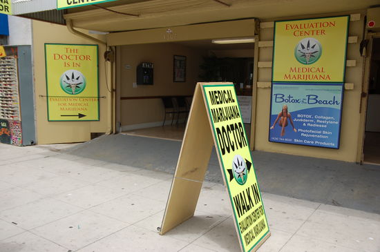 Hasch auf Rezept. Gibts nur in Kalifornien und Masachusettes und fuehrt auf Langzeit wohl zur Legalisierung von Marihuana in Kalifornien.