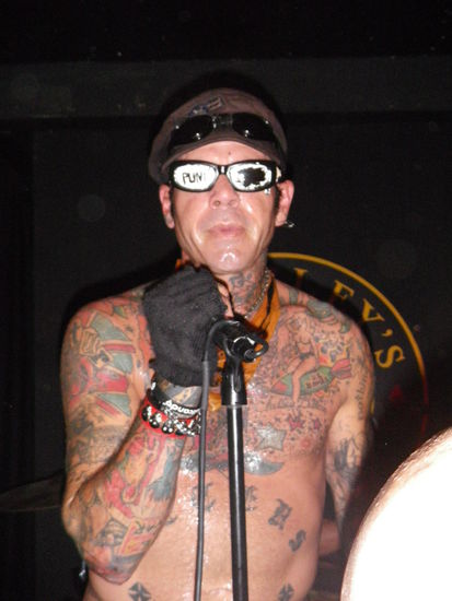 Duane Peters. Saenger der Punkrockband U.S. Bombs. Immer wieder witzig die Typen life zu sehen.