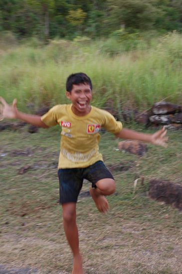 uargha...foto... irgendsowas in der Richtung haben wir raushoeren koennen, als wir bei den schreienden Kids vorbeigefahren sind. In die engere Auswahl hat es aufgrund der abgefahrenen Moves dieser Boy geschafft...