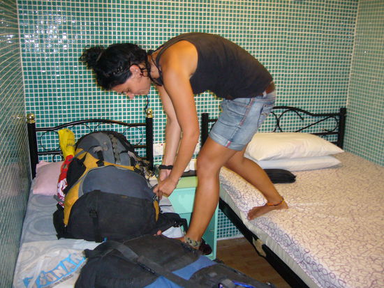 das Zimmer. zum Glueck ist Hong Kong nicht schon stressig genug, als dass diese Zimmergroesse einen in den Wahnsinn treiben koennte.