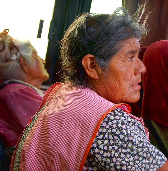Einheimische im Bus nach Mitla, der ersten Station auf dem Weg zum Wasserfall