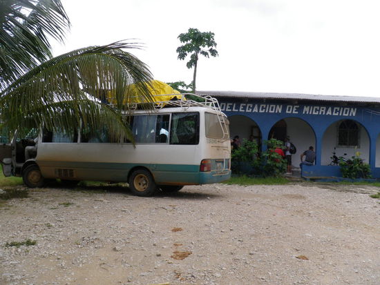 Immigrationsschuppen in Guatemala mit unserem luxurioesem Bus im Vordergrund, der nach ner viertel Stunde schon heiss gelaufen war. 
Standard hier...