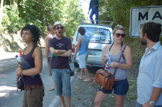 Bus mal wieder kaputt. Warten auf dem Weg zu den Pyramiden nach Tikal