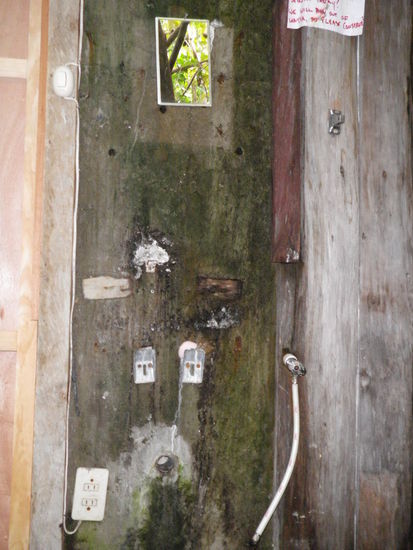 Bad im Hostel. Wir haben ungefaehr ne viertel Stunde nachts nach dem Bad gesucht und dann nochma 5 minuten gebraucht um zu checken das wir es hier schon laengst gefunden haben. sogar mit seife und stromanschluss