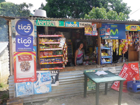 Einer der vielen kleinen Tiendas. Simone hat den Schuppen uebernommen. alles klar soweit...