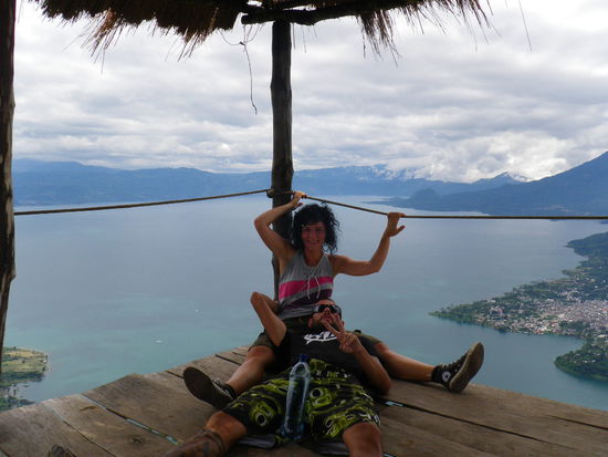 on top of the mountain. abhaengen nach dem toedlichen aufstieg. Unten links das ehemalig kleine Fischerdorf San Pedro und Vulkane im Hintergrund