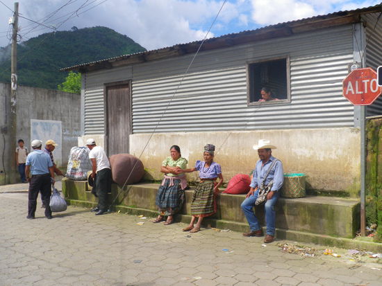 warten auf den chickenbus nach meinem friseurbesuch in santa clara