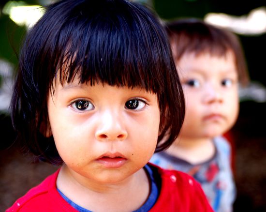 zwei Kids, deren Eltern auf der oben abgebildeten Muellkippe arbeiten. Dank der Organisation SAFE PASSENGER werden diese Kids ne bessere Zukunft als ihre Eltern haben...