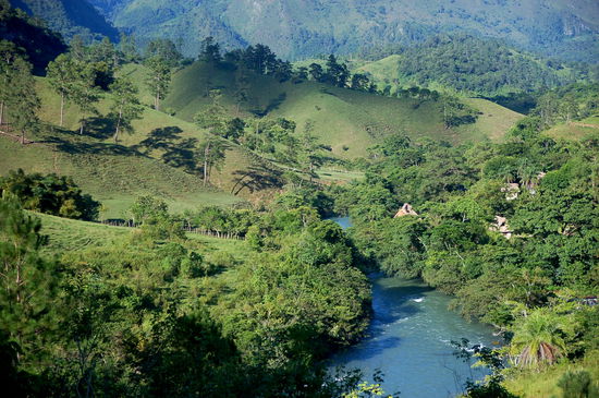 Ausblick von unserer Huette in Semuk Champey. Dreamland. Im Hintergrund auch der Fluss fuers Tubing...