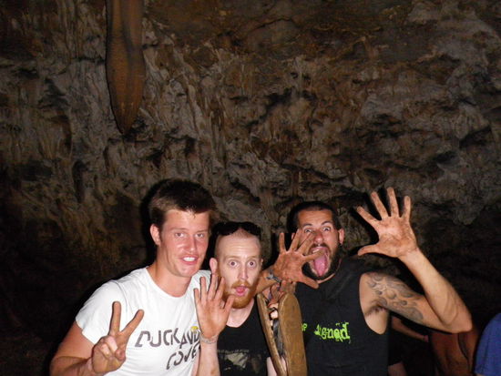 Fledermausshit everywhere in den Batcaves von Lanquin.